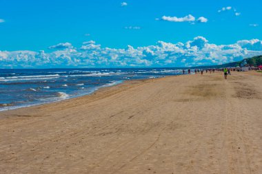 Jurmala, Letonya, 9 Temmuz 2022: İnsanlar Letonya 'nın Jurmala plajında güneşli bir günün tadını çıkarıyorlar.