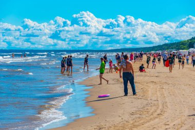 Jurmala, Letonya, 9 Temmuz 2022: İnsanlar Letonya 'nın Jurmala plajında güneşli bir günün tadını çıkarıyorlar.