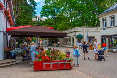 Jurmala, Letonya, 9 Temmuz 2022: Jurmala, Letonya 'daki Jomas iela Caddesi' nde insanlar geziniyor..