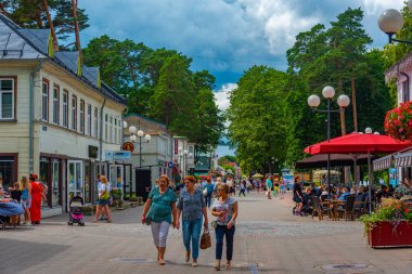 Jurmala, Letonya, 9 Temmuz 2022: Jurmala, Letonya 'daki Jomas iela Caddesi' nde insanlar geziniyor..
