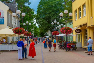 Jurmala, Letonya, 9 Temmuz 2022: Jurmala, Letonya 'daki Jomas iela Caddesi' nde insanlar geziniyor..