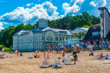 Jurmala, Letonya, 9 Temmuz 2022: Jurmala, Letonya 'da güneşli bir günde Apleista grazi villası.