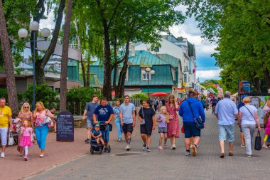 Jurmala, Letonya, 9 Temmuz 2022: Jurmala, Letonya 'daki Jomas iela Caddesi' nde insanlar geziniyor..