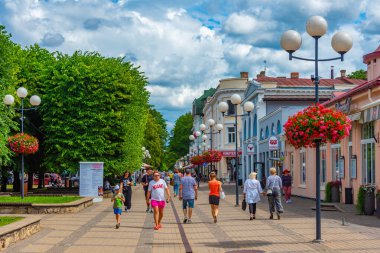 Jurmala, Letonya, 9 Temmuz 2022: Jurmala, Letonya 'daki Jomas iela Caddesi' nde insanlar geziniyor..