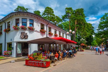 Jurmala, Letonya, 9 Temmuz 2022: Jurmala, Letonya 'daki Jomas iela Caddesi' nde insanlar geziniyor..