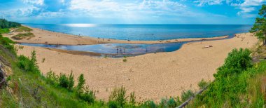 Saulkrasti, Letonya, 2 Temmuz 2022: Letonya 'daki Saulkrasti beyaz kum tepesinde güneşli bir gün.