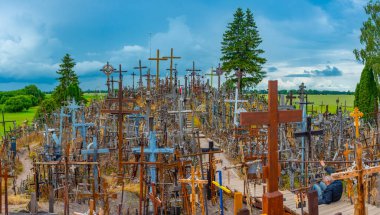 Siauliai, Litvanya, 8 Temmuz 2022: Litvanya 'nın Siauliai kasabası yakınlarındaki Haçlar Tepesi.