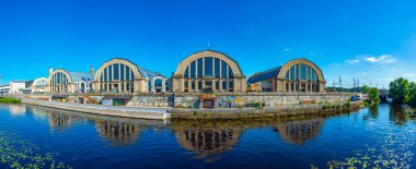 Riga, Letonya, 24 Haziran 2022: Eski zeplin hangarları Riga pazarına dönüştürüldü - Rigas Centraltirgus.