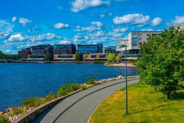 Jonkoping, İsveç, 16 Temmuz 2022: İsveç 'in Jonkoping kentindeki Lakeside gezinti alanı.