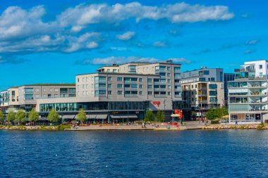 Jonkoping, İsveç, 16 Temmuz 2022: İsveç 'in Jonkoping kentindeki Lakeside gezinti alanı.
