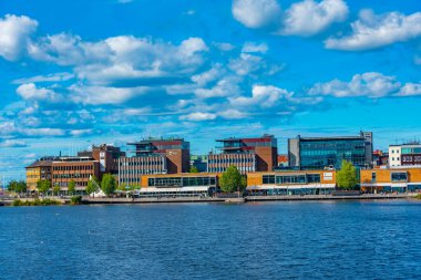 Jonkoping, İsveç, 16 Temmuz 2022: İsveç 'in Jonkoping kentindeki Lakeside gezinti alanı.
