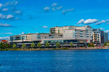 Jonkoping, İsveç, 16 Temmuz 2022: İsveç 'in Jonkoping kentindeki Lakeside gezinti alanı.