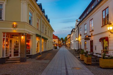 Vadstena, İsveç, 16 Temmuz 2022: Vadstena, İsveç 'te ticari bir caddenin gün batımı görüntüsü...