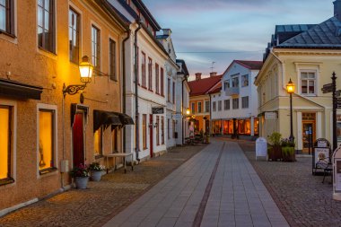 Vadstena, İsveç, 16 Temmuz 2022: Vadstena, İsveç 'te ticari bir caddenin gün batımı görüntüsü...