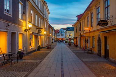 Vadstena, İsveç, 16 Temmuz 2022: Vadstena, İsveç 'te ticari bir caddenin gün batımı görüntüsü...