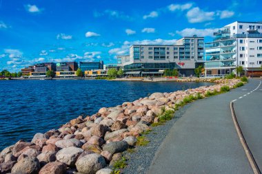 Jonkoping, İsveç, 16 Temmuz 2022: İsveç 'in Jonkoping kentindeki Lakeside gezinti alanı.