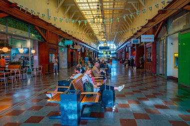 Goteborg, İsveç, 18 Temmuz 2022: İnsanlar İsveç 'teki Goteborg tren istasyonunda bekliyor.