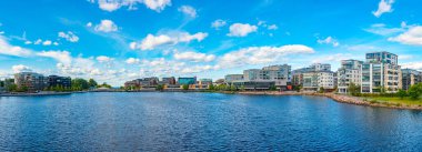 Jonkoping, İsveç, 16 Temmuz 2022: İsveç 'in Jonkoping kasabasında bir gün boyunca Lakeside gezinti alanı.