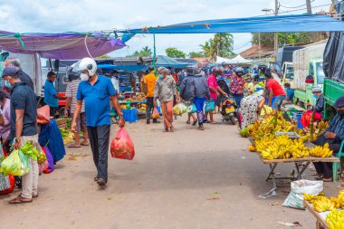 Negombo, Sri Lanka, 13 Şubat 2022: İnsanlar Negombo, Sri Lanka 'daki bir sebze ve meyve pazarından geçiyor.