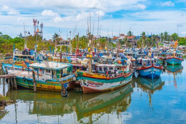 Negombo, Sri Lanka, 13 Şubat 2022: Sri Lanka 'daki Negombo lagününün kıyısına demir atan balıkçı tekneleri.