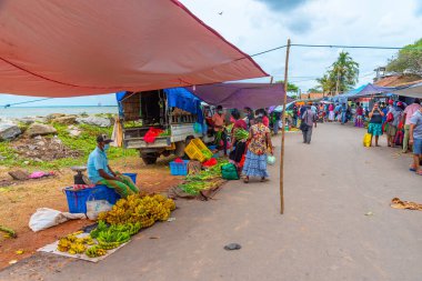 Negombo, Sri Lanka, 13 Şubat 2022: İnsanlar Negombo, Sri Lanka 'daki bir sebze ve meyve pazarından geçiyor.
