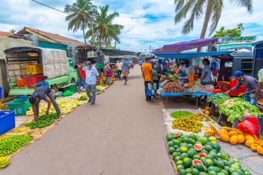 Negombo, Sri Lanka, 13 Şubat 2022: İnsanlar Negombo, Sri Lanka 'daki bir sebze ve meyve pazarından geçiyor.