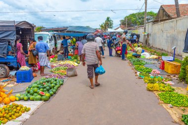 Negombo, Sri Lanka, 13 Şubat 2022: İnsanlar Negombo, Sri Lanka 'daki bir sebze ve meyve pazarından geçiyor.