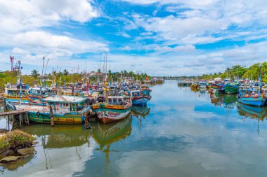 Negombo, Sri Lanka, 13 Şubat 2022: Sri Lanka 'daki Negombo lagününün kıyısına demir atan balıkçı tekneleri.