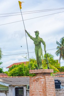 Negombo, Sri Lanka, 13 Şubat 2022: Sri Lanka 'daki Negombo' da bir askerin heykeli.