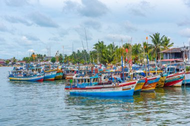 Negombo, Sri Lanka, 13 Şubat 2022: Sri Lanka 'daki Negombo lagününün kıyısına demir atan balıkçı tekneleri.
