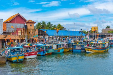 Negombo, Sri Lanka, 13 Şubat 2022: Sri Lanka 'daki Negombo lagününün kıyısına demir atan balıkçı tekneleri.