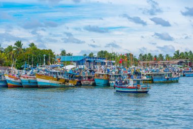 Negombo, Sri Lanka, 13 Şubat 2022: Sri Lanka 'daki Negombo lagününün kıyısına demir atan balıkçı tekneleri.