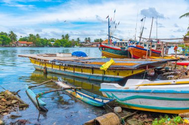 Negombo, Sri Lanka, 13 Şubat 2022: Sri Lanka 'daki Negombo lagününün kıyısına demir atan balıkçı tekneleri.