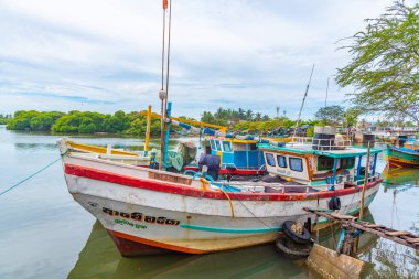 Negombo, Sri Lanka, 13 Şubat 2022: Sri Lanka 'daki Negombo lagününün kıyısına demir atan balıkçı tekneleri.