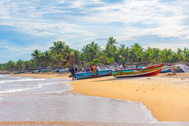 Kalpitiya, Sri Lanka, 12 Şubat 2022: Sri Lanka Kalpitiya sahilinde balıkçı teknesi.