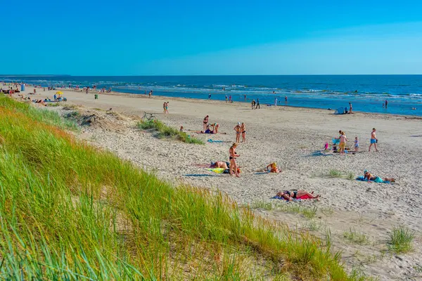 Liepaja Łotwa Lipca 2022 Ludzie Cieszą Się Słonecznym Dniem Plaży — Zdjęcie stockowe