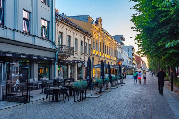 Kaunas, Litvanya, 4 Temmuz 2022: Litvanya 'nın başkenti Kaunas' ta gece hayatı.