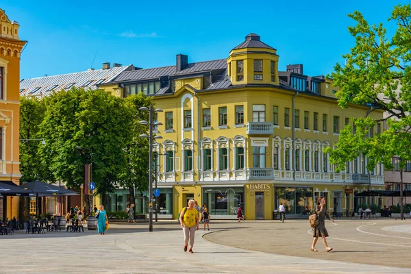 Kaunas Lituania Julio 2022 Gente Está Paseando Por Una Plaza — Foto de Stock