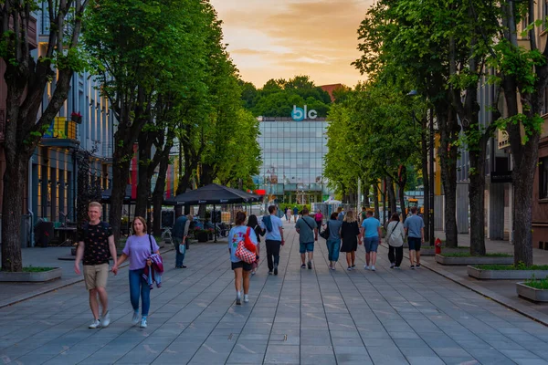 2022年7月5日 立陶宛考纳斯 立陶宛考纳斯市中心一条街道的日落 — 图库照片