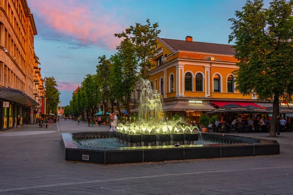 2022年7月5日 立陶宛考纳斯 立陶宛考纳斯市中心Laisves Gatve的夜生活 — 图库照片