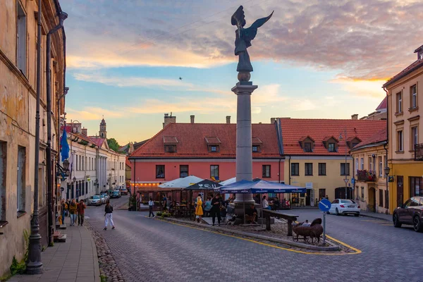 2022年7月6日 立陶宛维尔纽斯 立陶宛维尔纽斯Uzupis共和国区一条街道的日落 — 图库照片