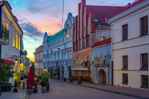 リトアニア ヴィリニュス2022年7月6日 リトアニア ヴィリニュス中心部のアウロス ヴァルト通りの夕日 — ストック写真