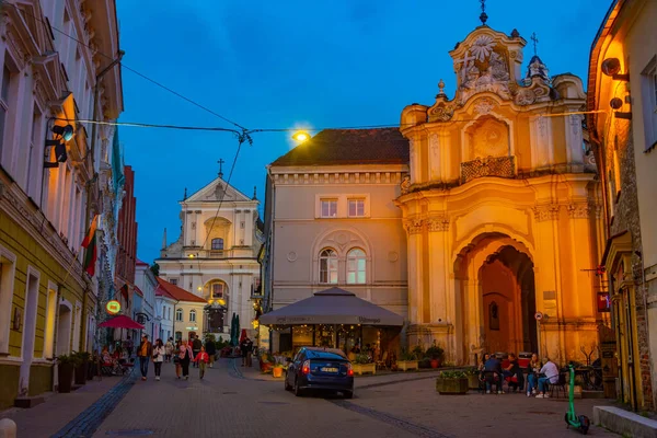 2022年7月6日 立陶宛维尔纽斯 通往立陶宛维尔纽斯圣特雷萨教堂的街道的夜景 — 图库照片