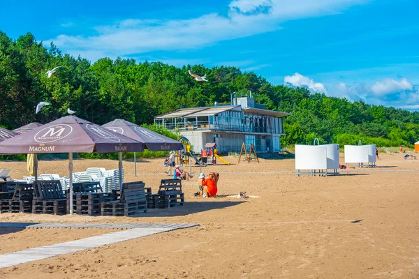 Jurmala Letonya Temmuz 2022 Nsanlar Letonya Nın Jurmala Plajında Güneşli — Stok fotoğraf