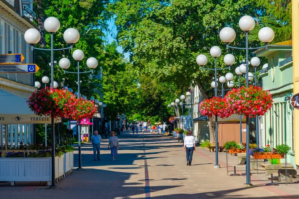 Jurmala, Letonya, 9 Temmuz 2022: Jurmala, Letonya 'daki Jomas iela Caddesi' nde insanlar geziniyor..