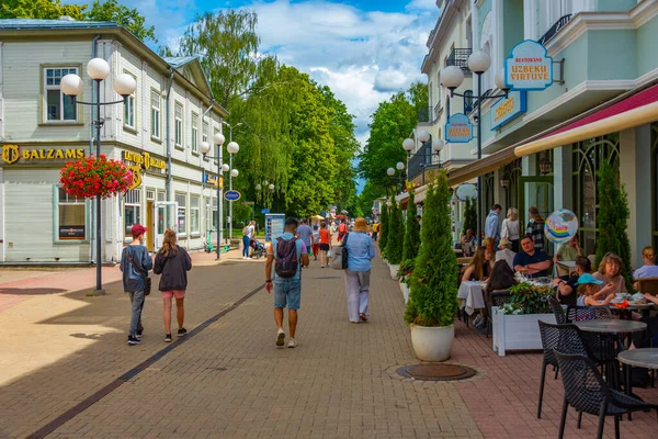 2022年7月9日 拉脱维亚Jurmala 人们在Latvia Jurmala的Jomas Iela街上散步 — 图库照片