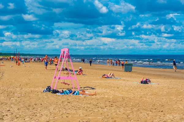 Юрмала Латвия Июля 2022 Года Люди Наслаждаются Солнечным Днем Пляже — стоковое фото