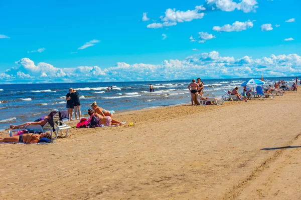 Jurmala Łotwa Lipca 2022 Ludzie Cieszą Się Słonecznym Dniem Plaży — Zdjęcie stockowe