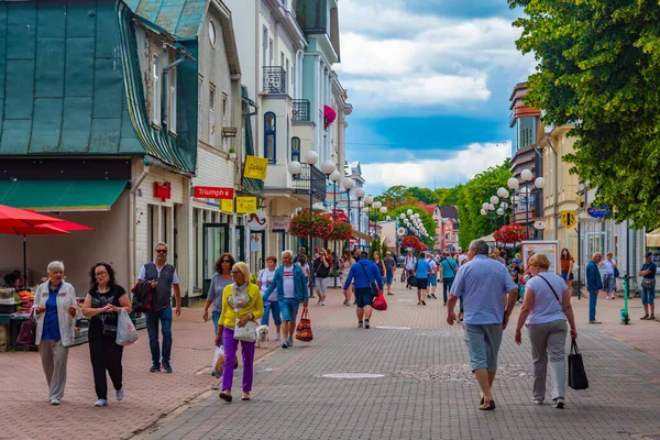 stock image Jurmala, Latvia, July 9, 2022: People are strolling at Jomas iela street in Jurmala, latvia..