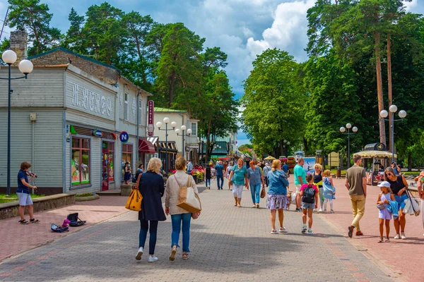 Jurmala Латвія Липня 2022 Люди Ходять Пішки Вулиці Jomas Iela — стокове фото